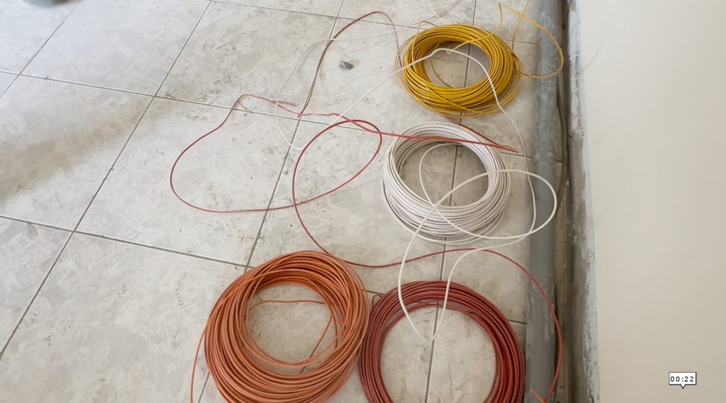 老屋改造不是直接裝潢!水電管路不先更換會出事 不同顏色的電線設定不同的開關