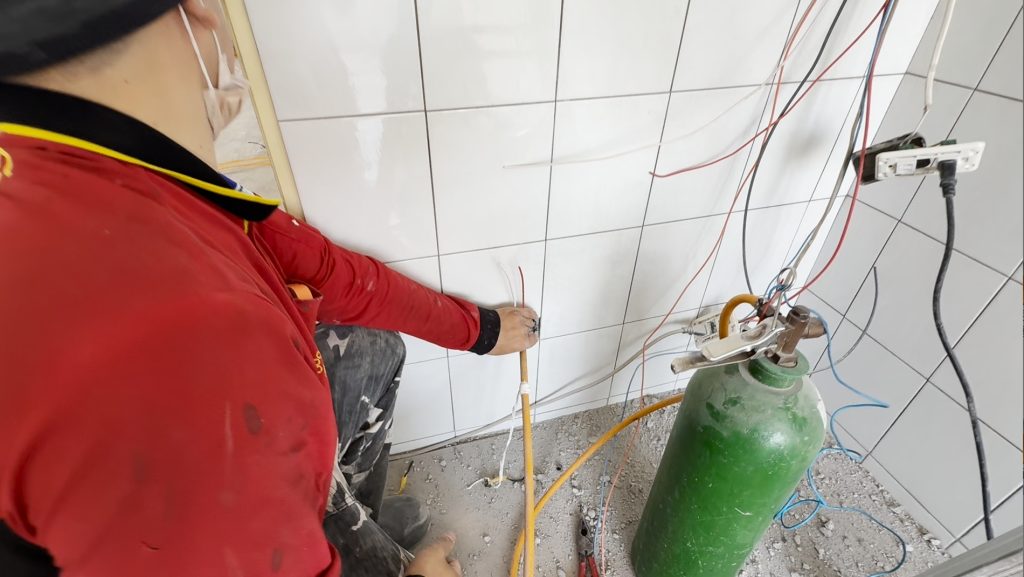 老屋改造不是直接裝潢!水電管路不先更換會出事 打氫氣探測電線管路