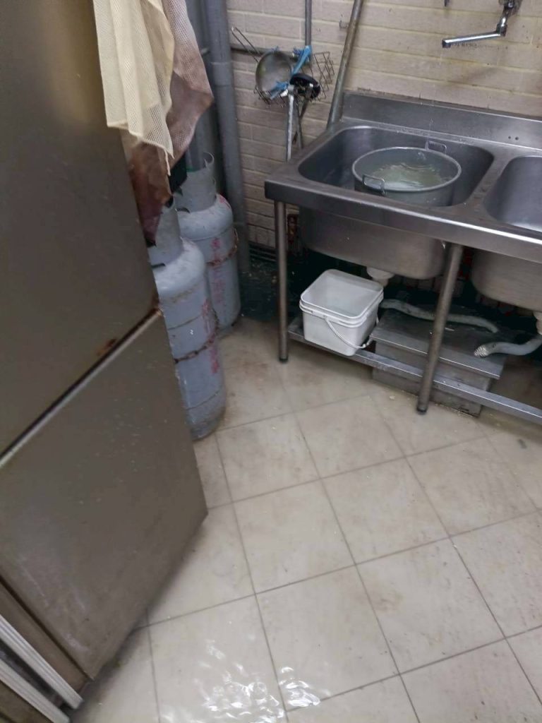 餐廳排水通管怎麼清才乾淨?廚房油垢堵塞與清管方式一次看 廚房排水管堵塞怎麼辦?水刀通管處理長距離油垢阻塞