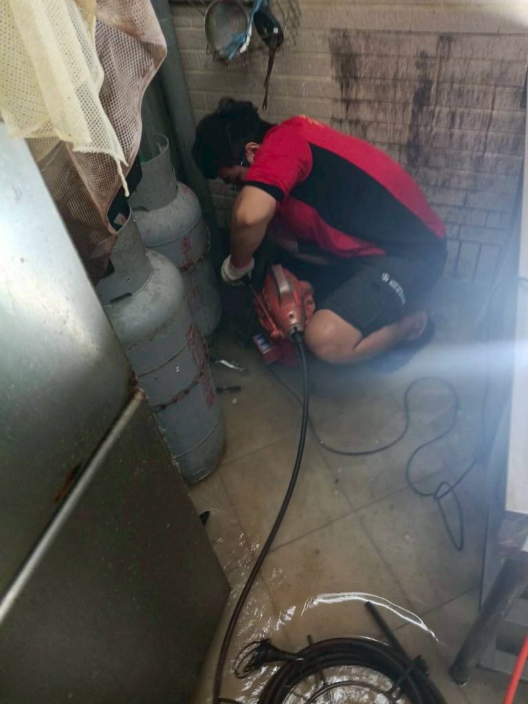 餐廳排水通管怎麼清才乾淨?廚房油垢堵塞與清管方式一次看 亞設修繕工程-水刀通管