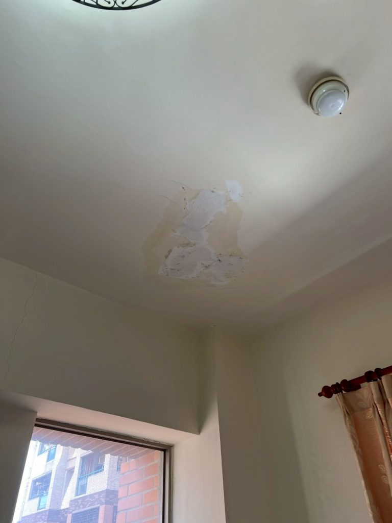 家裡漏水別急著敲牆!亞設為您找出真正原因 天花板漏水不一定是屋頂,排水管也可能出問題