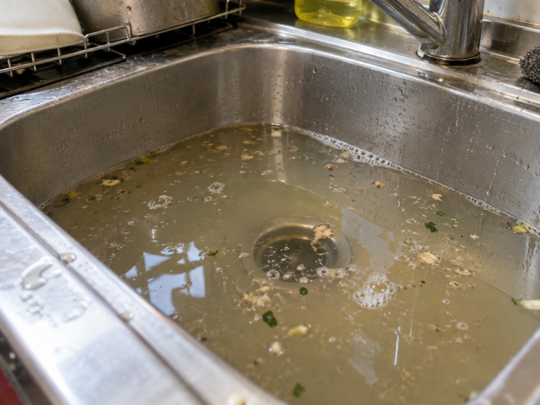 餐廳排水通管怎麼清才乾淨?廚房油垢堵塞與清管方式一次看 廚房水槽污水堵塞特寫